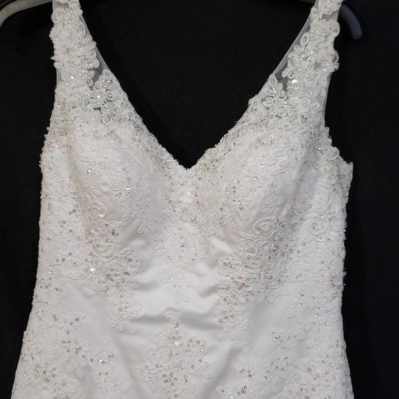 David’s Bridal Wedding Dress Open back & Long Train Woman Size 10 - Picture 3 of 16